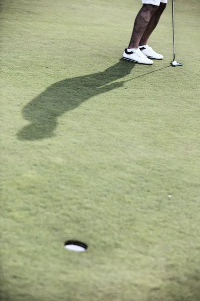 Человек играет в гольф на поле — стоковое фото