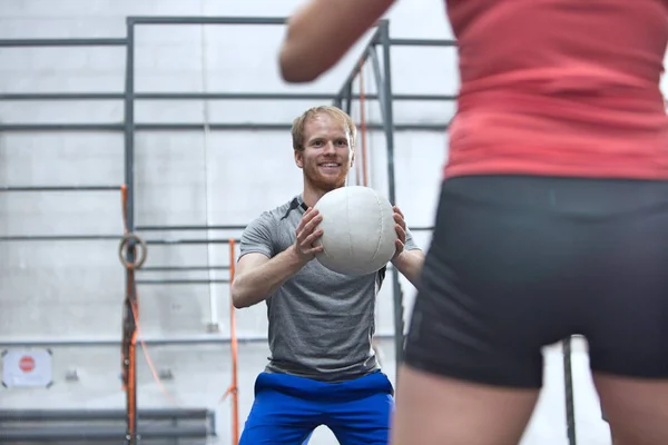 Man kastar bollen mot kvinna — Stockfoto