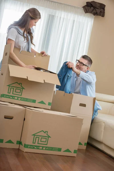 Couple unpacking cardboard boxes — Stock Photo, Image