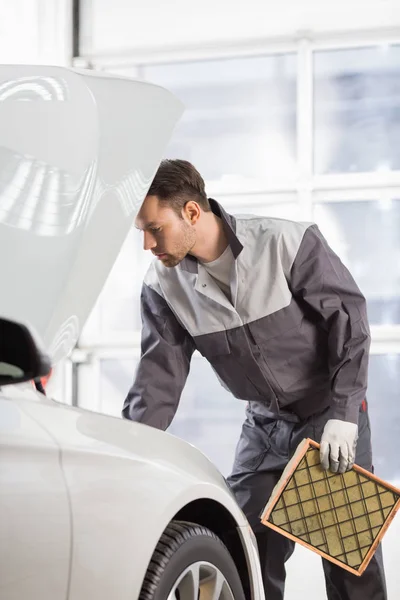Automobile mechanic examining car — Stock Photo, Image