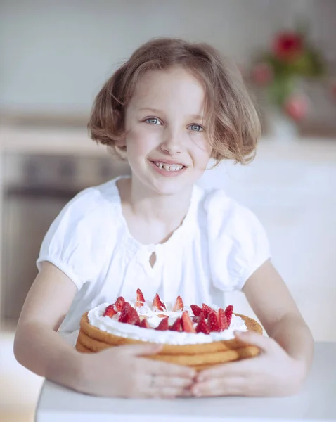 年轻女孩与蛋糕 — 图库照片