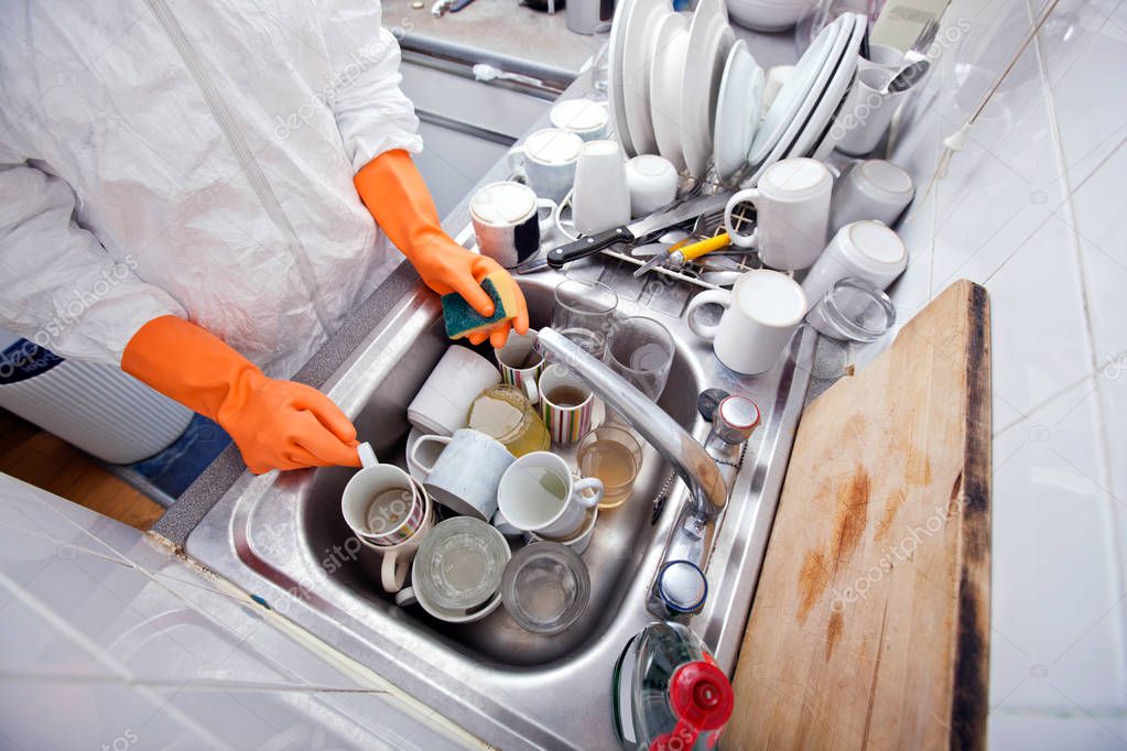 Imágenes: lavado de utensilios | mujer de las manos en los guantes de