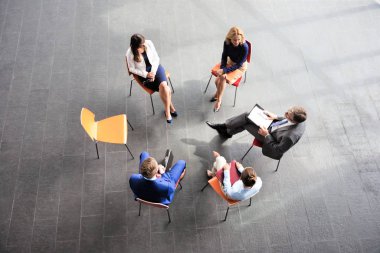 Yüksek açılı iş adamlarının ofiste toplanması