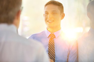 Ofisteki iş adamlarının hayatları arka planda parlamalarla dolu