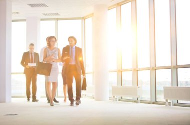 Ofisteki iş adamlarının hayatları arka planda parlamalarla dolu