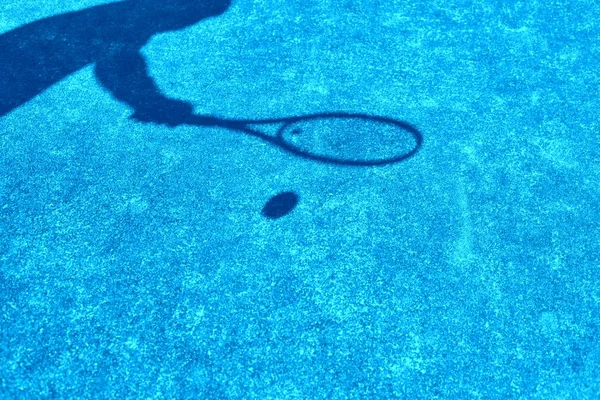 Schatten Des Tennisspielers Der Tennisball Auf Dem Tennisplatz Serviert — Stockfoto