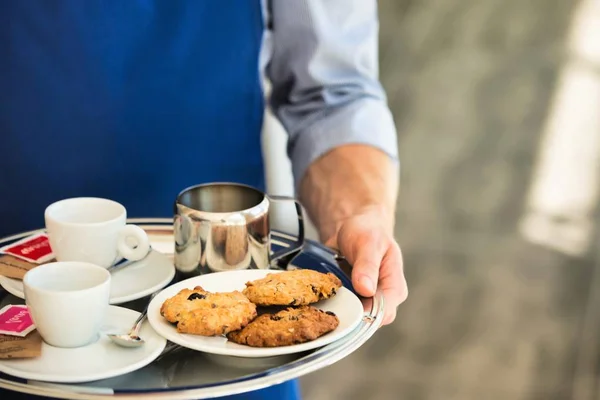 Servitör Holiding Cookie Försöka Och Kaffe — Stockfoto