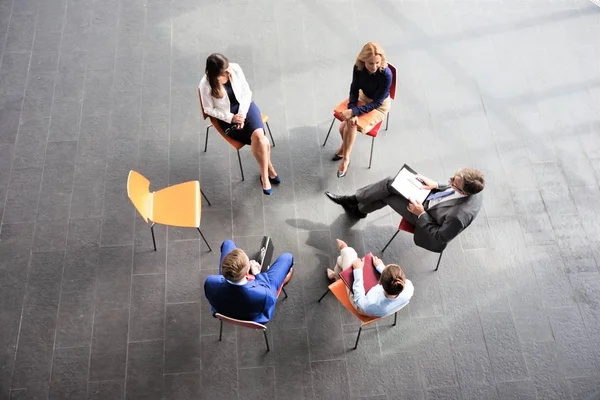 Vue Grand Angle Des Hommes Affaires Réunissant Bureau — Photo