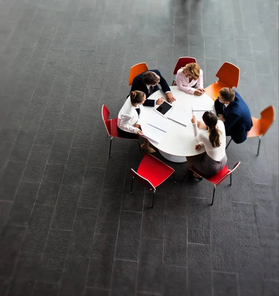 Hoge Hoekmening Van Collega Tijdens Vergadering Zittend Kantoor Van Plan — Stockfoto