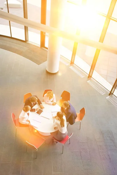 Wysoki Kąt Widzenia Współpracownikami Planowania Siedząc Biurze Podczas Spotkania — Zdjęcie stockowe