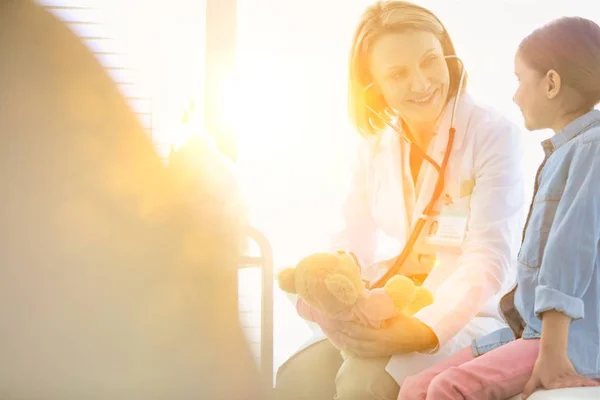 Mediziner Mit Patienten Krankenhaus — Stockfoto