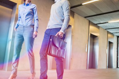 Ofisteki günlük iş ortamında iki iş arkadaşı.