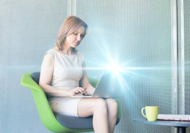 İş kadınları ofis lobisinde otururken ve beklerken arka planda sarı lenslerle çalışıyorlar.