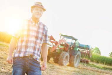 Gülümseyen olgun çiftçi hasat çiftliğinde karşı daimi