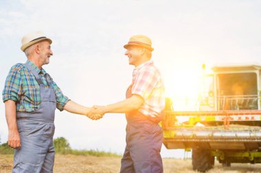 Tokalaşırken duran çiftlik sahasının çiftçiler