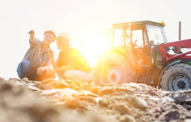 İş arkadaşlarınızla alan gökyüzü karşı çiftliğinde topraklarında incelenmesi