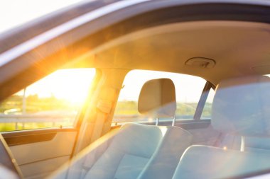 Lüks bir arabanın camından çıkan mercekler.