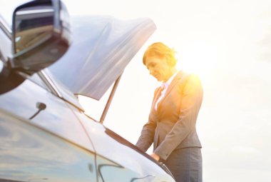 Olgun işkadını gökyüzü karşı yolda arıza araba motor arıyorum