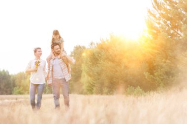 Adam taşıma kızı süre ayakta ile eş at çiftlik