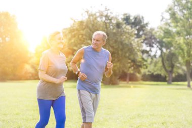 Mutlu komuta sizde Park'ta jogging yaparken kadın arıyorum