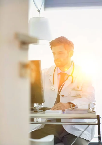 Retrato Del Médico Hospital Con Lentes Amarillas Segundo Plano —  Fotos de Stock