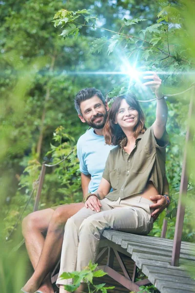 Full Length Smiling Woman Taking Selfie Man While Sitting Boardwalk — Stock Photo, Image