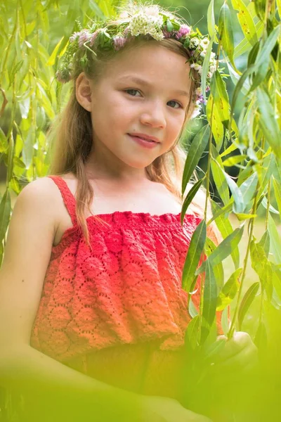 Retrato Niña Sonriente Que Lleva Flores Medio Hojas Parque — Foto de Stock