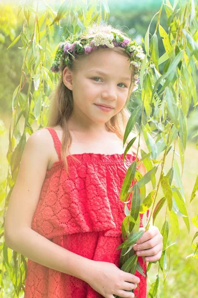 Portret Van Een Lachend Meisje Met Bloemen Staande Tussen Bladeren — Stockfoto