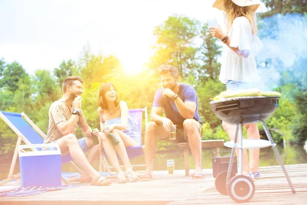 Freunde Genießen Gute Zeiten Beim Grillen Picknick Auf Der Seebrücke — Stockfoto