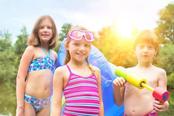 Ritratto Bambini Che Indossano Costumi Bagno Molo Lago Con Riflessi — Foto Stock