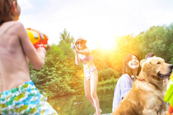 Портрет детей в купальниках на озере с желтыми линзами на заднем плане