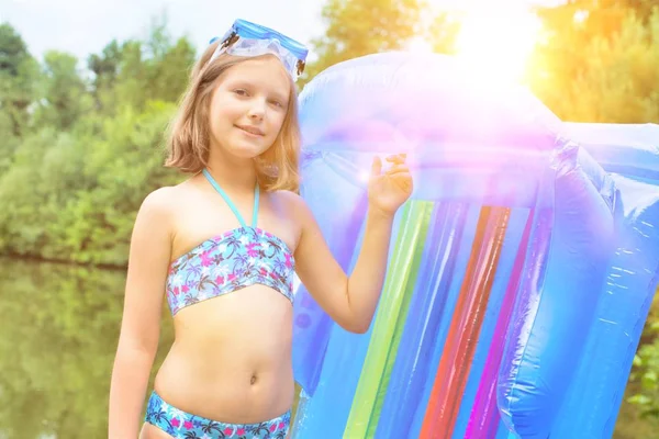 Glimlachend Meisje Badmode Staand Met Zwembad Vlot Bij Lakeshore — Stockfoto