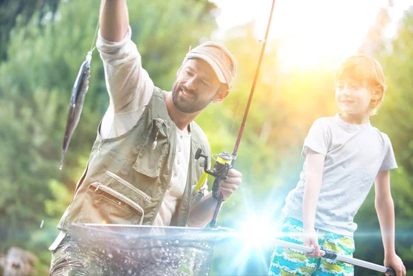 Vater Und Sohn Angeln See Während Sie Auf Der Seebrücke — Stockfoto