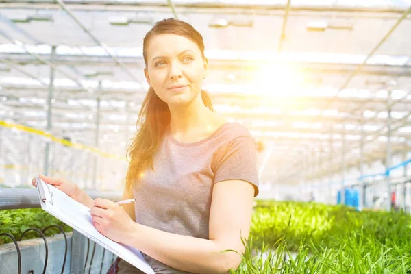 Retrato Una Joven Botánica Pie Con Portapapeles Vivero Plantas — Foto de Stock