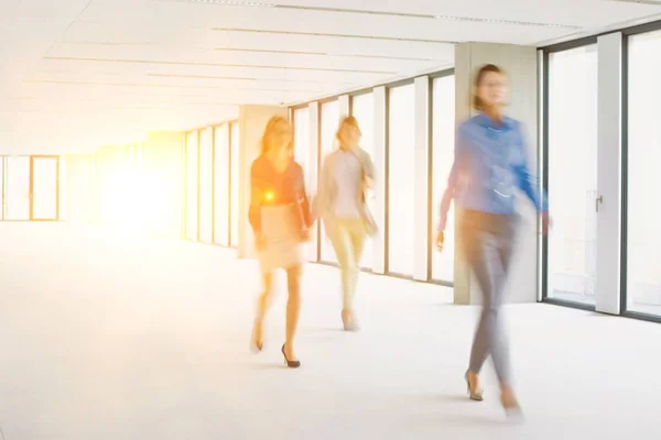 Empresarios Que Caminan Sala Oficinas Con Lentes Amarillas Segundo Plano —  Fotos de Stock