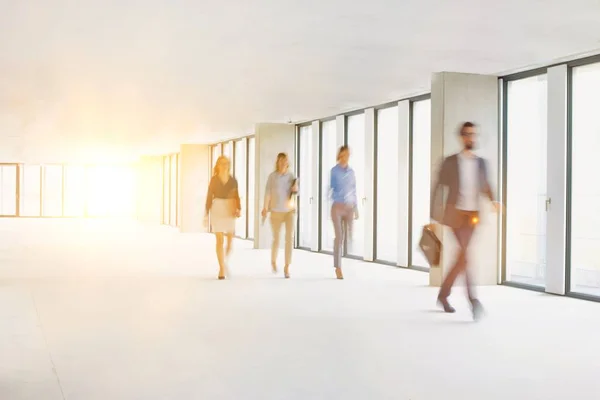 Persone Affari Che Camminano Sala Ufficio Con Lente Gialla Bagliore — Foto Stock