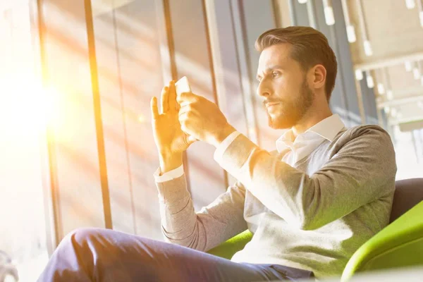 Genç Çekici Adamı Ofis Lobisinde Otururken Beklerken Arka Planda Sarı — Stok fotoğraf