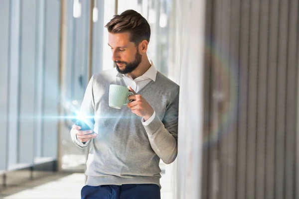 Ofis Salonunda Sarı Işıklı Akıllı Telefon Kullanan Bir Işadamı — Stok fotoğraf