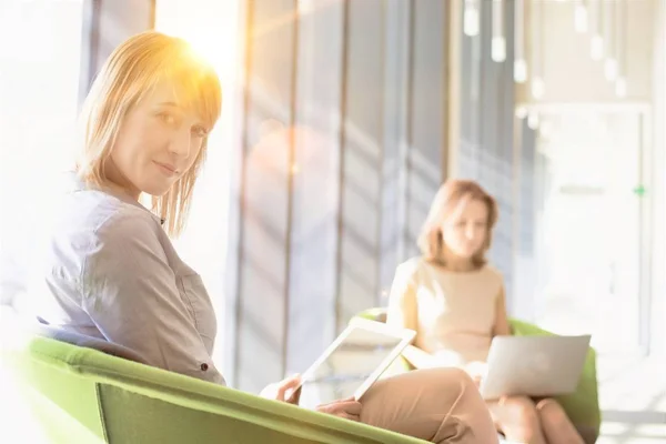 Zakenvrouwen Aan Het Werk Tijdens Het Zitten Wachten Kantoor Lobby — Stockfoto