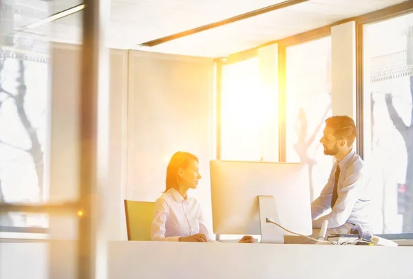 Zakenman Kantoor Gesprek Met Receptioniste Met Een Sterke Lensflare Achtergrond — Stockfoto