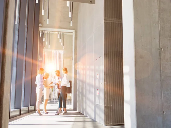 Vier Geschäftsleute Einem Team Bei Einem Geschäftsgespräch Der Büro Lobby — Stockfoto