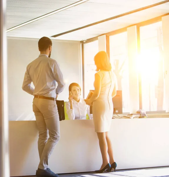 Zakenmensen Wachten Kantoor Lobby Met Lens Flare — Stockfoto