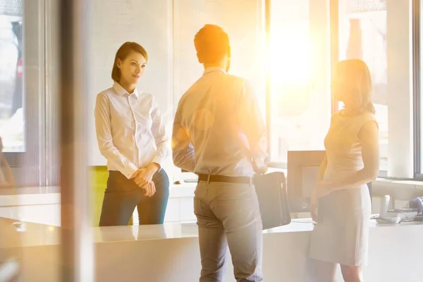 Zakenmensen Wachten Kantoor Lobby Met Lens Flare — Stockfoto