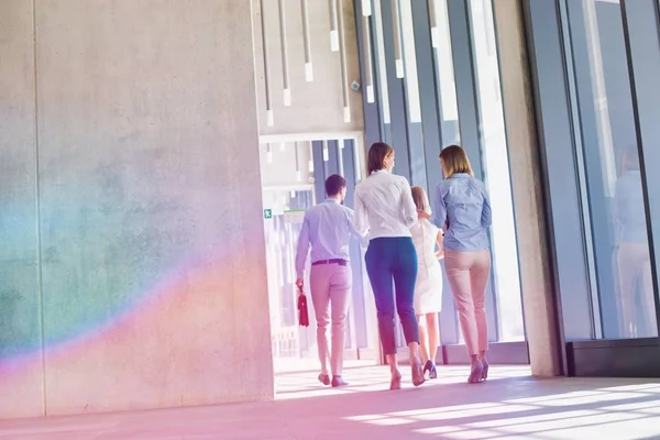 Reat View Van Drie Zakenmensen Die Door Kantoorlobby Lopen — Stockfoto