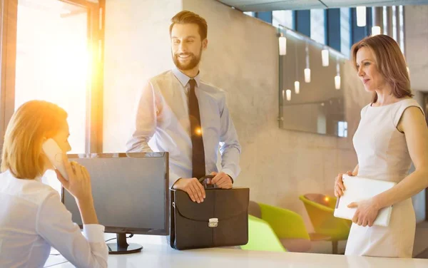 Hombre Negocios Oficina Hablando Con Recepcionista Con Fuerte Lente Segundo — Foto de Stock