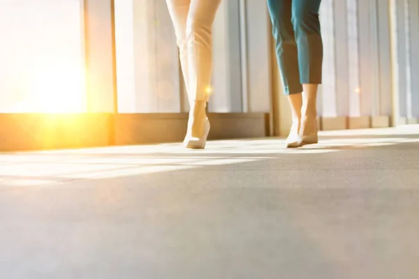 Zakenvrouw Loopt Kantoorhal Met Gele Lensflare — Stockfoto