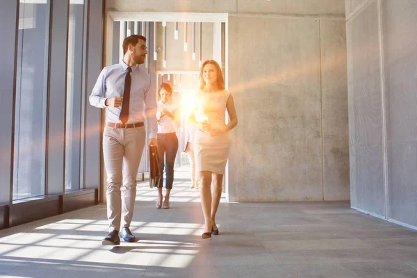 Personas Negocios Que Caminan Mientras Hablan Sala Oficinas Con Lentes —  Fotos de Stock