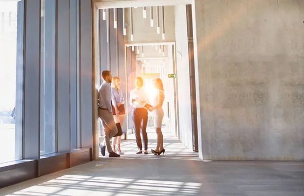 Personas Negocios Que Caminan Mientras Hablan Sala Oficinas Con Lentes — Foto de Stock