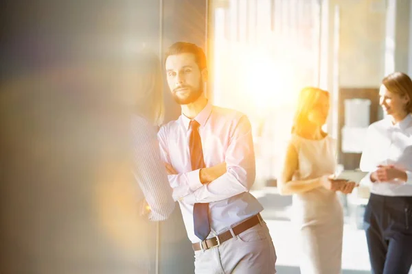 Zakenman Gesprek Met Zakenvrouw Kantoorhal Met Gele Lensflare — Stockfoto