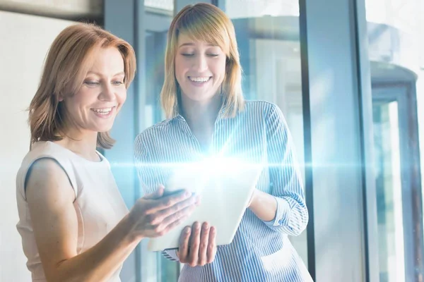 Mujeres Negocios Que Discuten Planes Sobre Tabletas Digitales Colegas Con — Foto de Stock